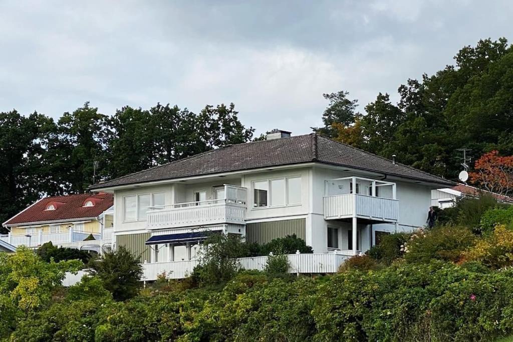 Apartment Right Next To The Golf Course And With The Ocean Just Around The Corner Ljungskile Exterior photo
