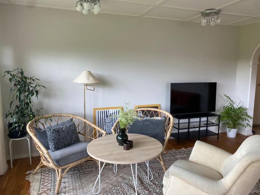 Apartment Right Next To The Golf Course And With The Ocean Just Around The Corner Ljungskile Exterior photo